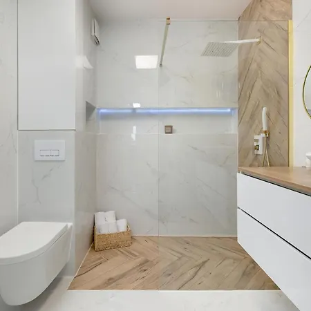 Stylish With Balcony And Garage In By Renters