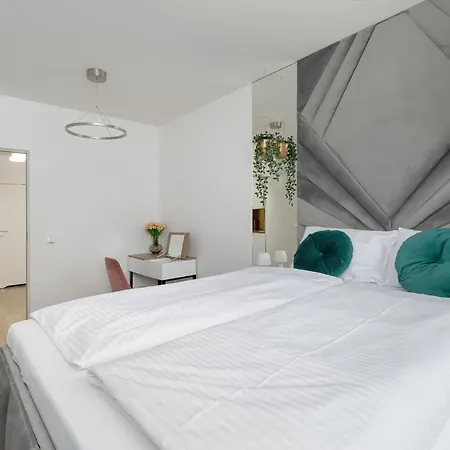 Stylish With Balcony And Garage In By Renters Apartment *
